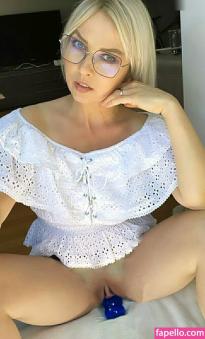 What's the name of this pornstar?